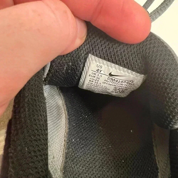 Nike kids running shoes - Picture 4 of 5